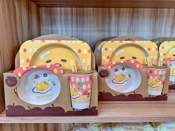 Kitty粉快衝!Hello Kitty蘋果村親子餐廳7/15開幕!Kitty、美樂蒂、布丁狗陪你一起玩