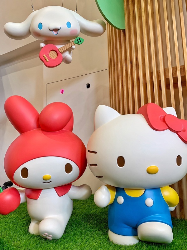 Kitty粉快衝!Hello Kitty蘋果村親子餐廳7/15開幕!Kitty、美樂蒂、布丁狗陪你一起玩