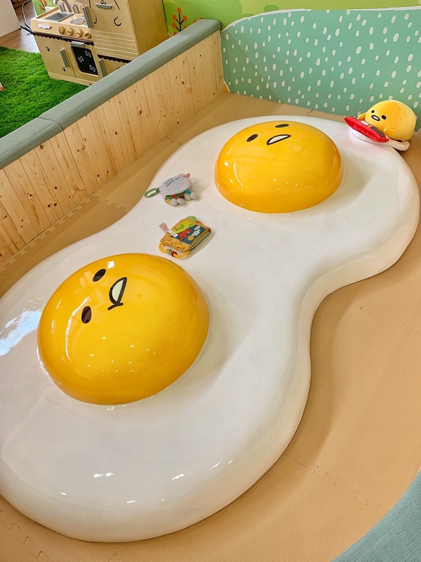 Kitty粉快衝！Hello Kitty蘋果村親子餐廳7/15開幕！Kitty、美樂蒂、布丁狗陪你一起玩