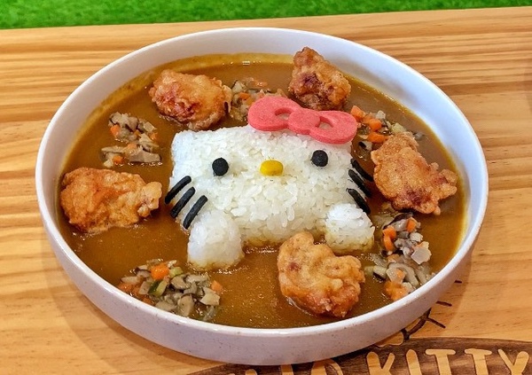 Kitty粉快衝!Hello Kitty蘋果村親子餐廳7/15開幕!Kitty、美樂蒂、布丁狗陪你一起玩