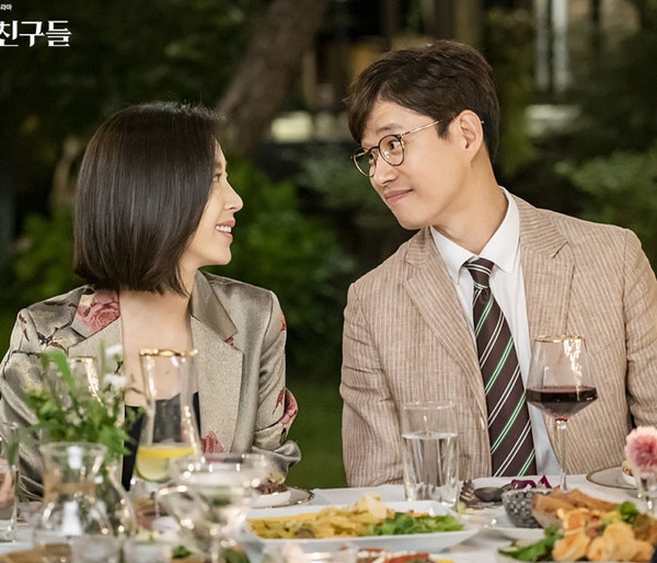 狗血劇疲乏？《優雅的朋友們》首播收視跌！夫妻「雙出軌」，女主第2集就睡了小狼狗！