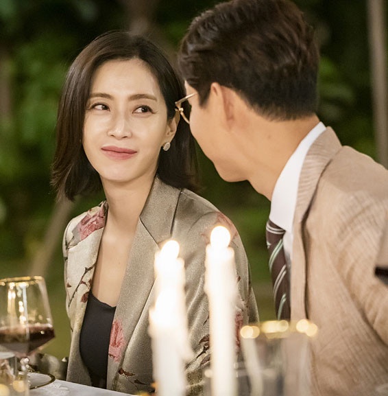 狗血劇疲乏？《優雅的朋友們》首播收視跌！夫妻「雙出軌」，女主第2集就睡了小狼狗！