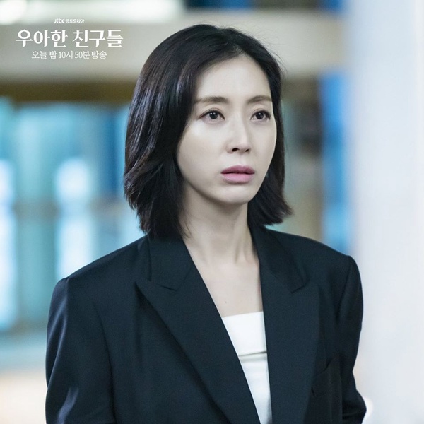狗血劇疲乏？《優雅的朋友們》首播收視跌！夫妻「雙出軌」，女主第2集就睡了小狼狗！