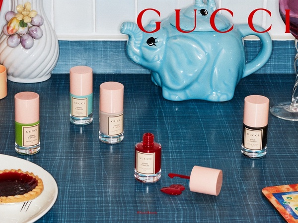 GUCCI夢幻「寶寶粉指甲油」登場！寶寶粉+LOGO標籤精緻奢華，奶茶裸、暗紅色美甲超顯白