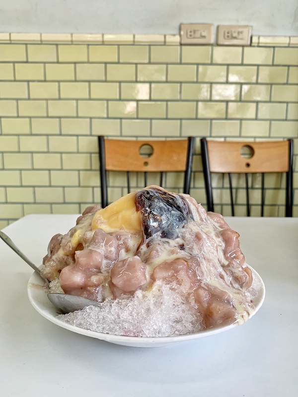 布丁尬芋頭超邪惡組合！苗栗頭份「建成冰菓室」40年古早味，芋頭布丁牛奶冰、雜冰超推