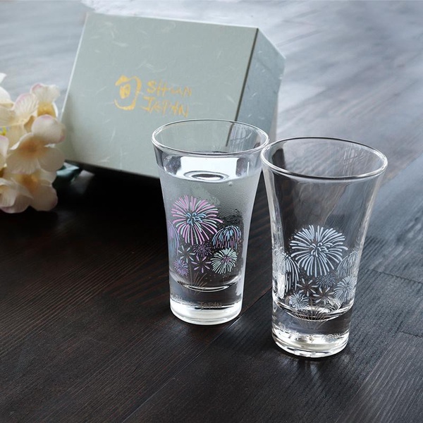 日妞搶瘋「花火冷感變色酒器」台灣買得到，只需倒入17度水，杯中就綻放夏夜燦爛煙火～