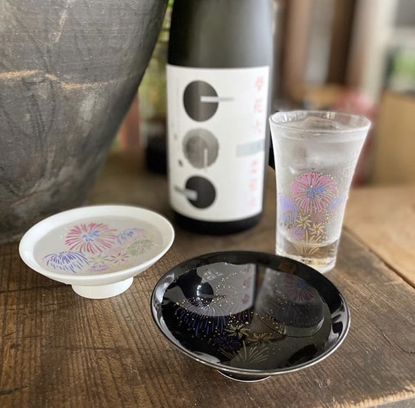 日妞搶瘋「花火冷感變色酒器」台灣買得到，只需倒入17度水，杯中就綻放夏夜燦爛煙火～