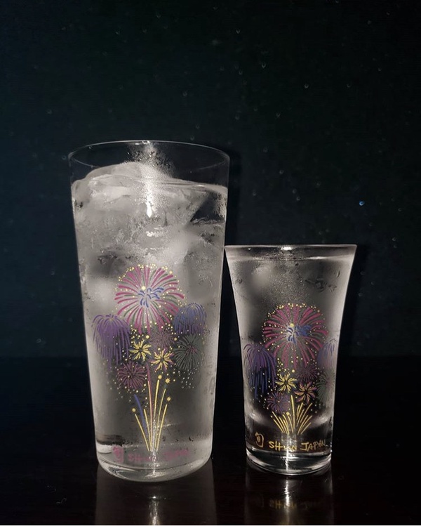 日妞搶瘋「花火冷感變色酒器」台灣買得到，只需倒入17度水，杯中就綻放夏夜燦爛煙火～