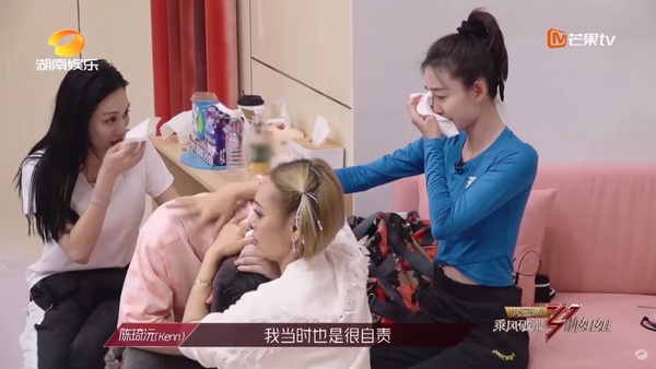 《乘風破浪的姐姐》導師阿Kenn遭誤會痛哭！寧靜擁抱霸氣安慰，舊照翻出竟是鮮肉一枚