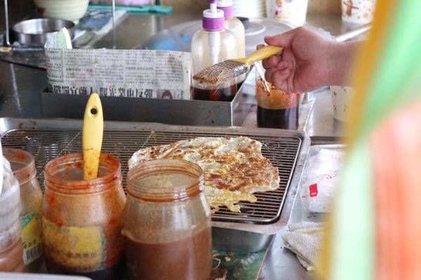 桃園打卡美食「大園手工報紙蛋餅」！25元銅板價＆超Q包裝，現點現桿的蛋餅來桃園必吃