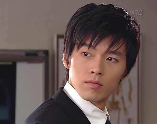 玄彬20歲神顏美圖3:《愛爾蘭》保鑣的溫柔眼神殺