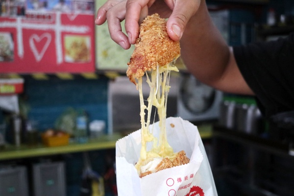 榴槤起司尬上雞排！桃園美食「陳記鹽酥雞」浮誇包餡雞排，現點現炸只要銅板價