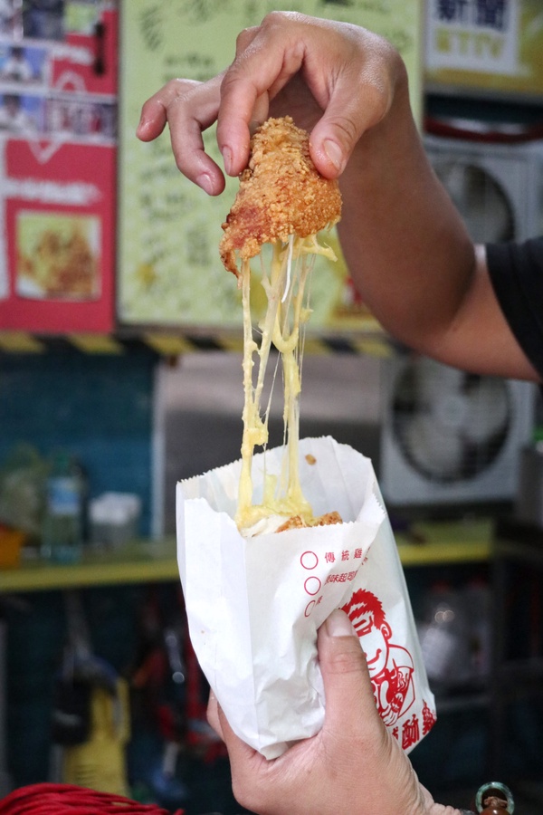 榴槤起司尬上雞排！桃園美食「陳記鹽酥雞」浮誇包餡雞排，現點現炸只要銅板價