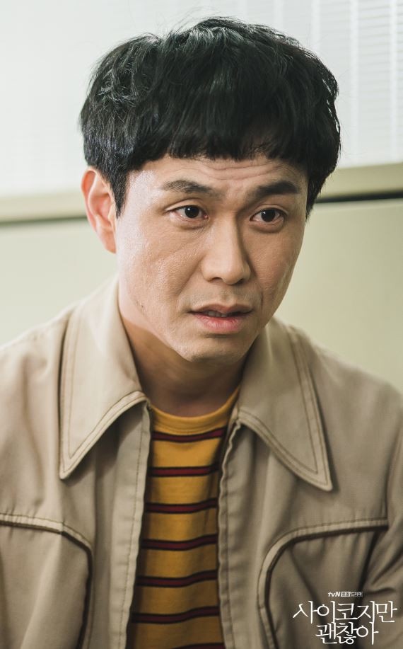 《雖然是精神病但沒關係》造型解析！金秀賢穿舊T，徐睿知浮誇帽子 網：「像蓋菜罩子」