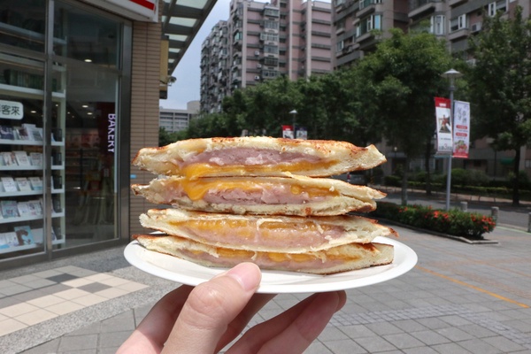 7-11熱壓吐司太狂啦！滿餡「振頤軒爆漿芋到泥」大甲芋頭+切達起司，芋頭控真心必吃