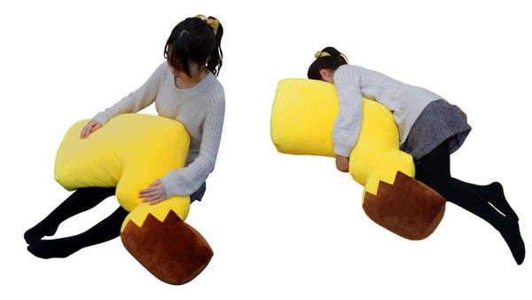 別再錯過！Pokémon Center 推出復刻版「皮卡丘巨型尾巴抱枕」，110cm 巨型尺寸超療癒