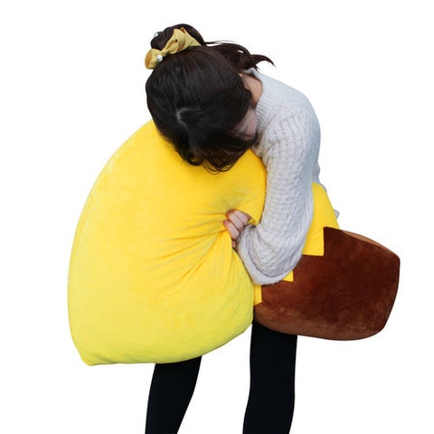 別再錯過！Pokémon Center 推出復刻版「皮卡丘巨型尾巴抱枕」，110cm 巨型尺寸超療癒
