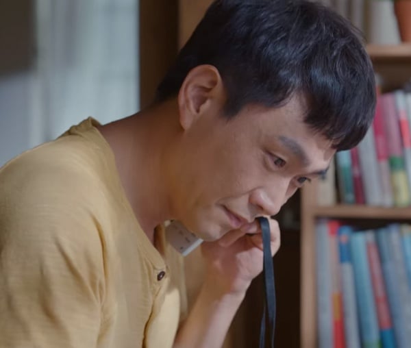 《雖然是精神病但沒關係》金秀賢哥哥崩潰早有伏筆！公車落寞，鋼太「欺騙」成最後稻草