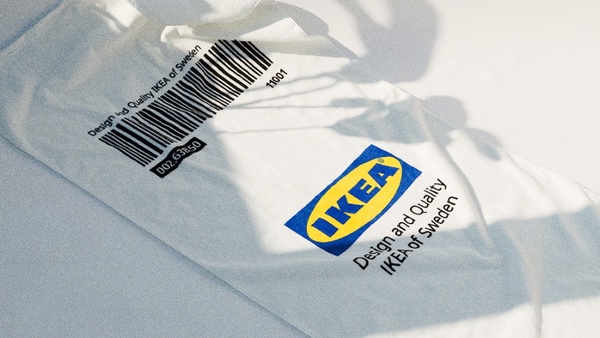 IKEA真的出百元服飾系列啦！IKEA條碼上衣、藍白經典LOGO欠收藏，台灣搶先全球上市～
