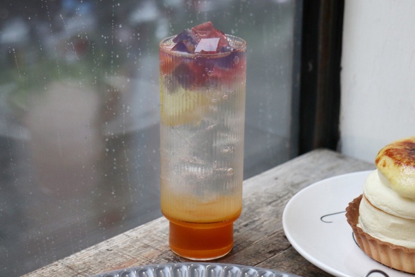 乳酪塔尬上舒芙蕾!美好年代再進化,「炙燒焦糖X乳酪塔X舒芙蕾」超狂組合這天開賣