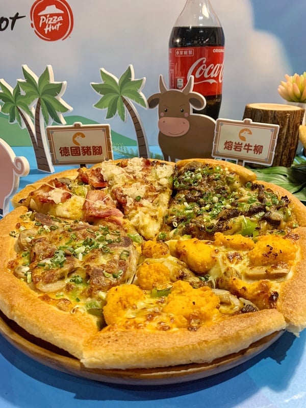 一次吃到四種肉！必勝客推「集合啦肉肉多比薩島」，德國豬腳、烤鴨、牛柳、雞肉都有！