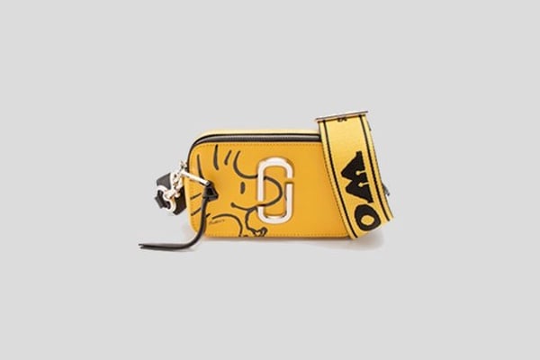 史上最萌聯名！PEANUTS x THE MARC JACOBS 「史努比相機包」登場！