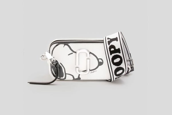 史上最萌聯名！PEANUTS x THE MARC JACOBS 「史努比相機包」登場！