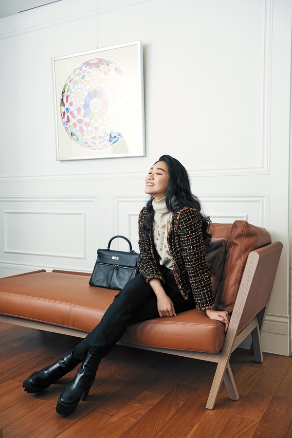 家裡空間主要是米白色大理石,再把 Louis Vuitton 的箱子當作客廳的茶几和置物櫃,讓收藏成為家飾的一部分