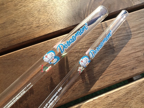 「哆啦A夢繽紛朵朵玻璃吸管組」7-11獨家開賣！繽紛外型可愛實用又環保，哆啦迷必收！