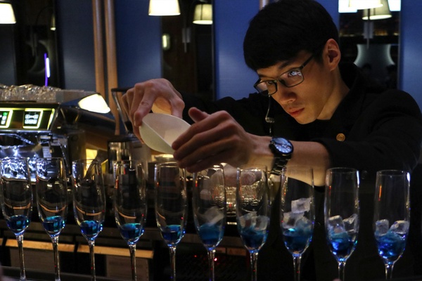 飯店變水族館!和逸桃園館「COZZI Blu」試營運,加碼海洋生物陪你睡整夜