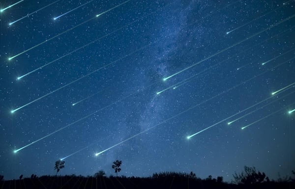 「英仙座流星雨」今夜大爆發！2020「浪漫流星雨」，最佳觀測時間就在此時