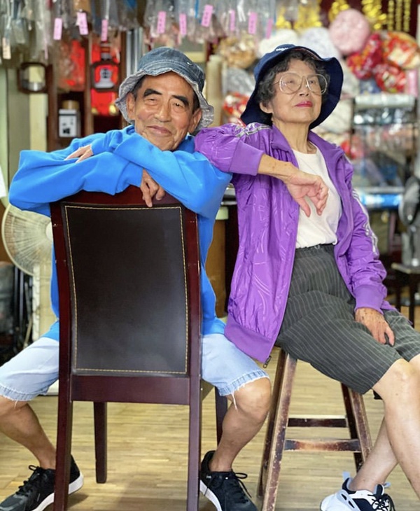 「萬秀的洗衣店」IG爆紅！80歲「萬秀」CP組合，高齡復古穿搭，氣勢完全不輸年輕人！