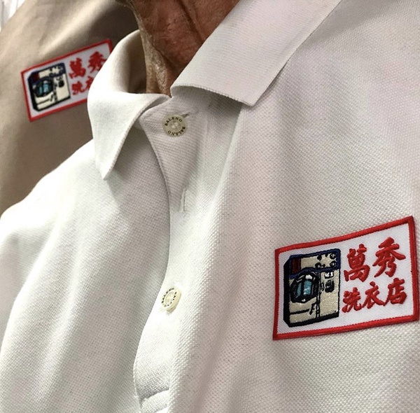 「萬秀的洗衣店」IG爆紅！80歲「萬秀」CP組合，高齡復古穿搭，氣勢完全不輸年輕人！