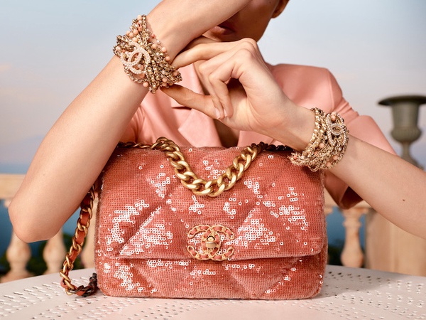 下一個春夏IT Bag!CHANEL 夢幻櫻花粉包款未上架就被問爆、亮片珊瑚粉也美呆