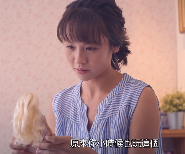 《我的婆婆怎麼那麼可愛》在小鷗看遺物的時候，彩香在身後默默看著