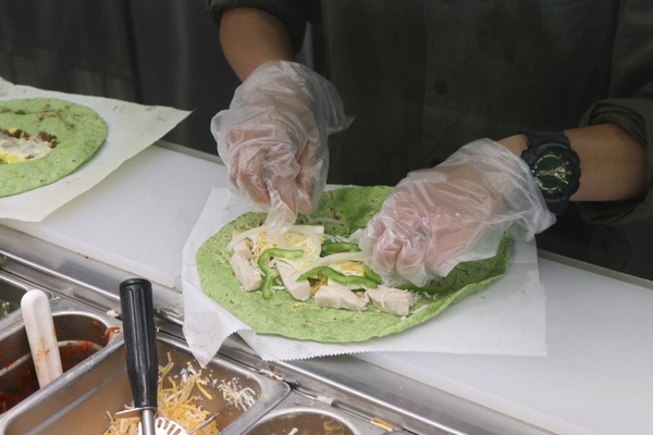 菠菜控注意!SUBWAY推出超狂「菠菜捲」,嫩綠色餅皮&3種口味即日起開賣