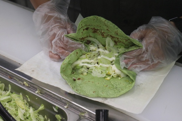 菠菜控注意!SUBWAY推出超狂「菠菜捲」,嫩綠色餅皮&3種口味即日起開賣
