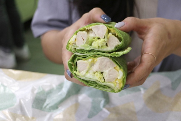 菠菜控注意!SUBWAY推出超狂「菠菜捲」,嫩綠色餅皮&3種口味即日起開賣