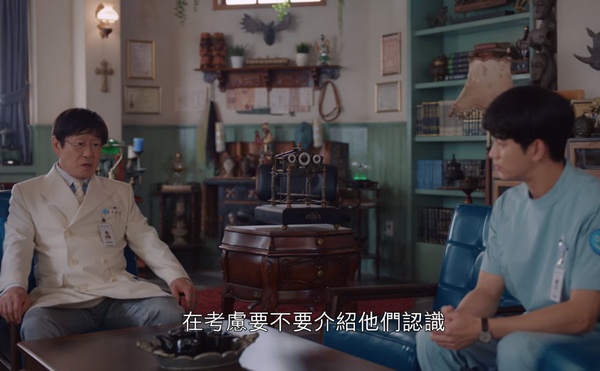 《雖然是精神病但沒關係》院長兒子身分伏筆3:院長想把文英介紹給兒子