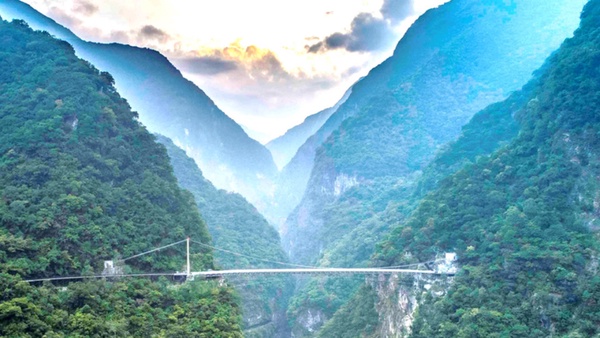 太魯閣秘境「山月吊橋」開放啦！153公尺高空俯瞰太魯閣美景，隨手拍都是壯麗美照！