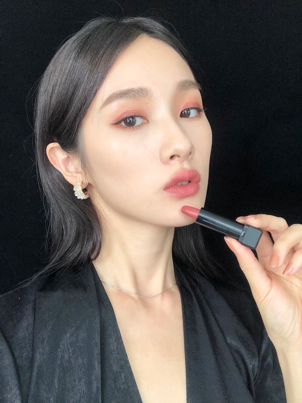 彷彿天生好氣色！「好氣色專櫃唇膏」色號推薦，YSL、嬌蘭必收絕美玫瑰豆沙色