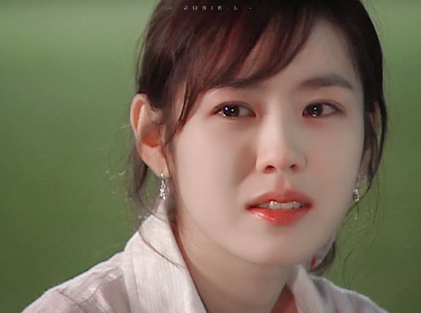 孫藝珍令人心動的絕美瞬間！孫藝珍眼眶含淚，是楚楚可憐美少女，笑眼一彎，天氣都晴了