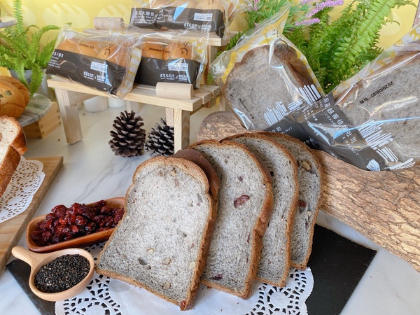 像羽毛的吐司！全聯x吳寶春推出「餡料吐司」，全聯「READ BREAD」加碼3款期間限定麵包