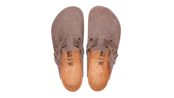Birkenstock x stüssy聯名推最潮懶人鞋！燈芯絨面料早秋必收，這雙溫柔奶茶色太迷人～