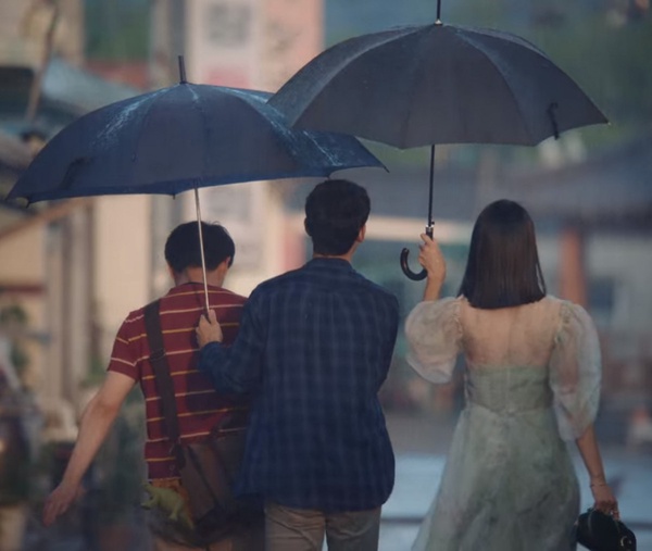 《雖然是精神病但沒關係》結局前後對稱8:撐傘同行的一家三口