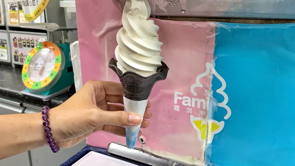 全家推黑白配「厚豆乳霜淇淋」
