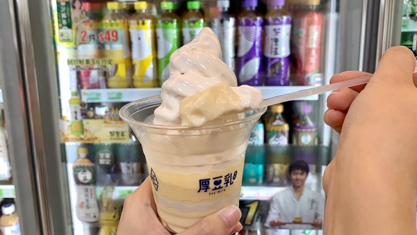 全家推黑白配「厚豆乳霜淇淋」
