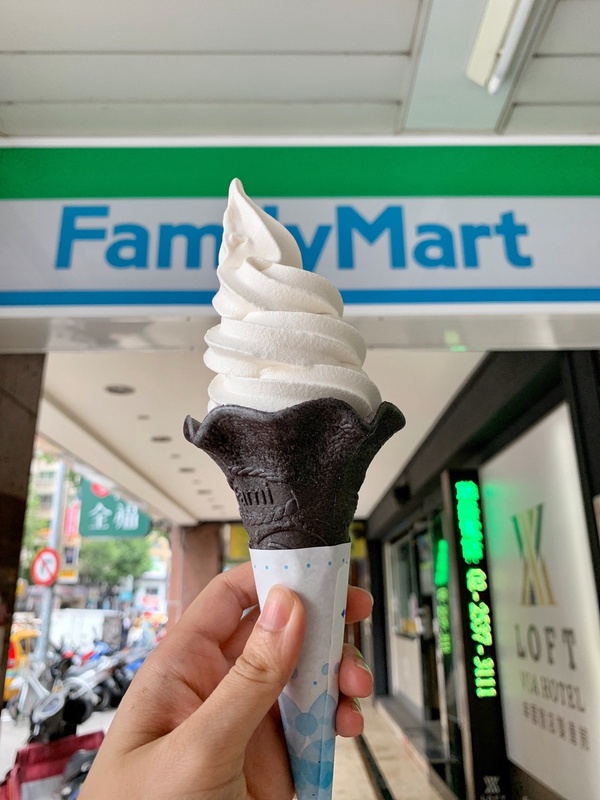 全家推黑白配「厚豆乳霜淇淋」