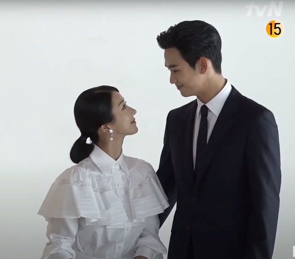 《雖然是精神病但沒關係》結局花絮5:金秀賢&徐睿知全家福像婚紗照!