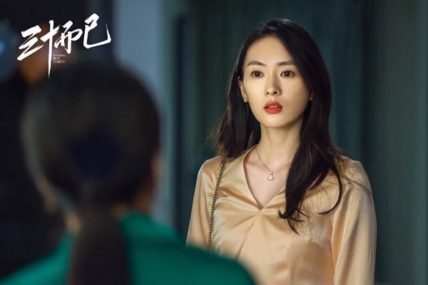 《三十而已》顧佳根本穿搭教科書！襯衫、風衣&飾品穿搭解析，簡約單品搭出精緻貴婦感